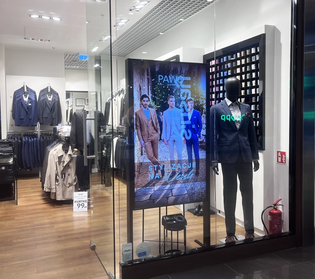 Suit Shop 55-inch 4K High-Brightness Window Display Project